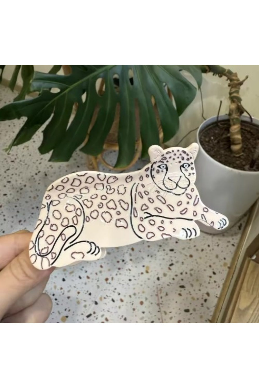 PRETTY HAIR CLAW SNOW LEOPARD