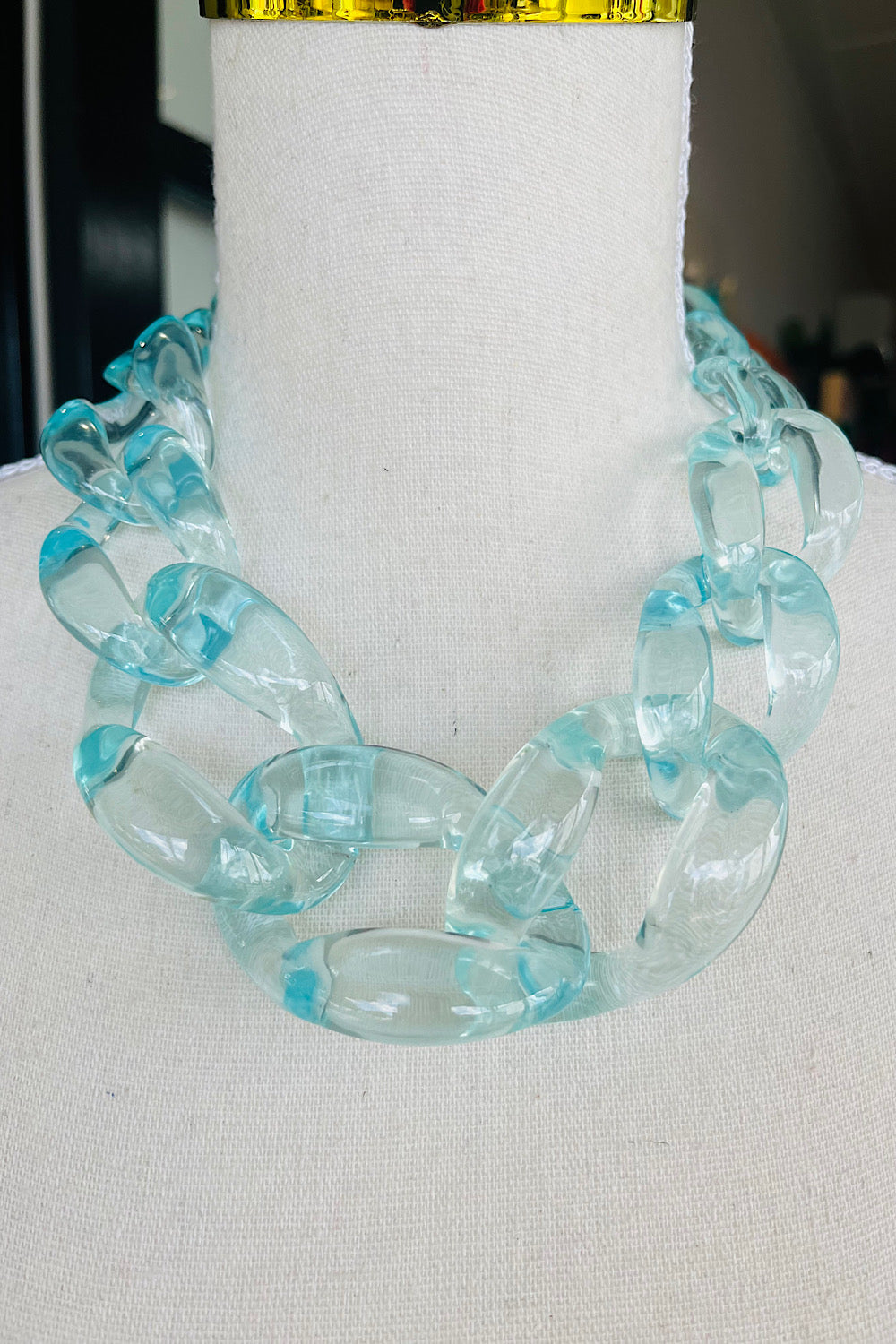 YOU'VE CHAINGED NECKLACE NEON ICE BLUE