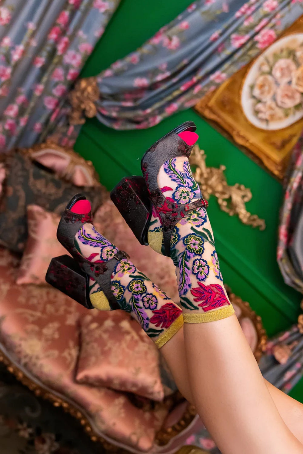 FESTIVE FLORAL SHEER CREW SOCKS