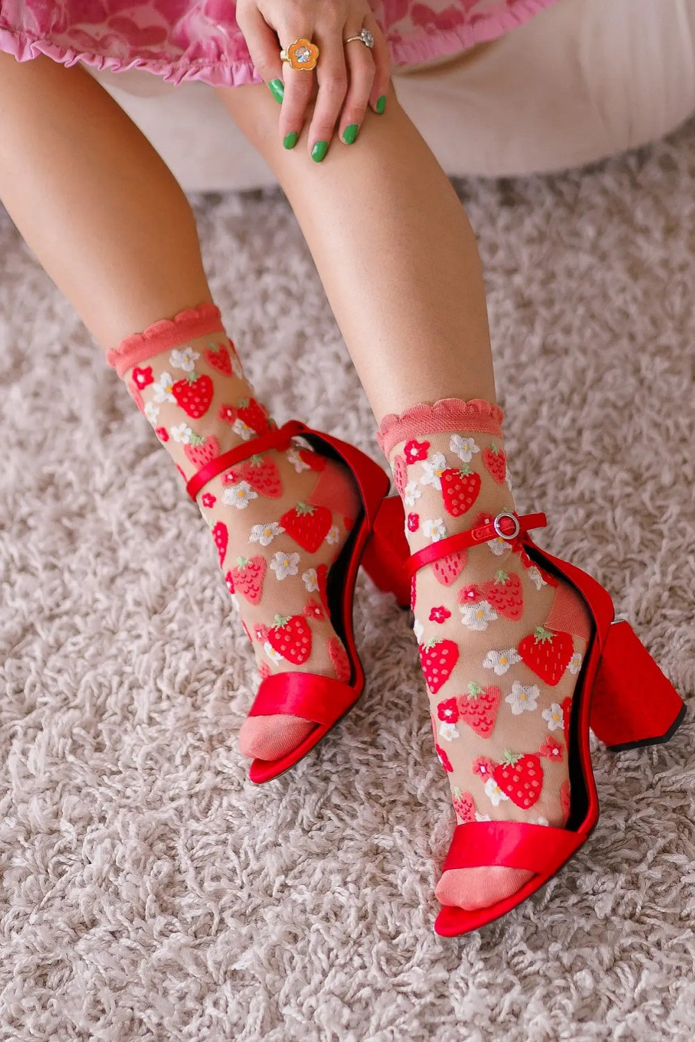 STRAWBERRY DAISY RUFFLE SHEER CREW SOCKS
