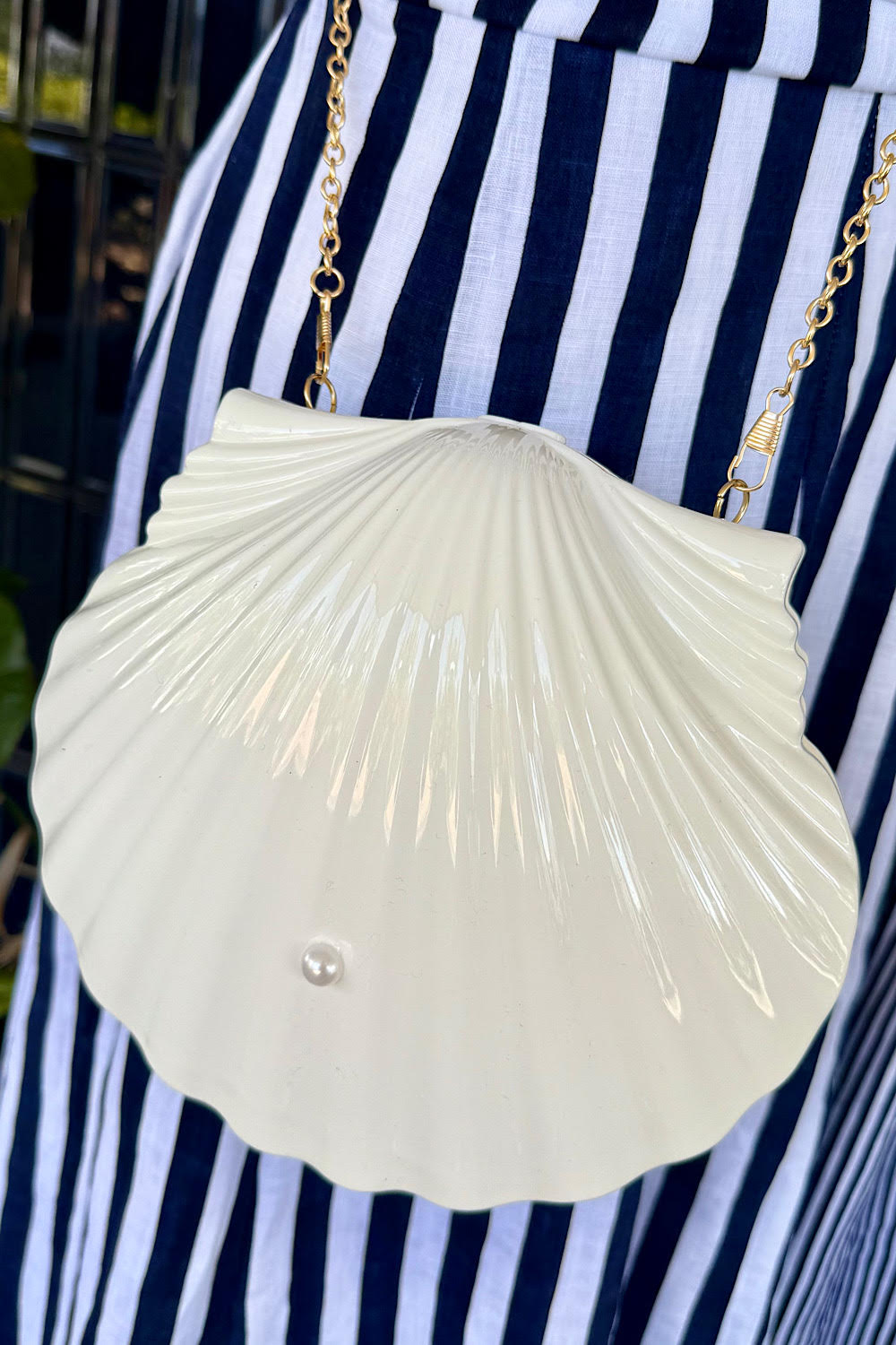 FRANKLY MY DEAR, I DON'T GIVE A CLAM CLUTCH